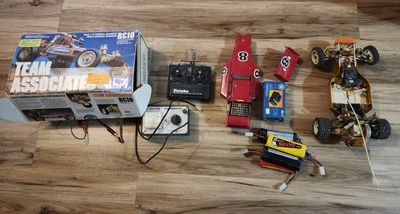 Team Associated RC10 1:10 Scale Competition Off-Road Car Kit #6010 Untested - Image 1 of 4