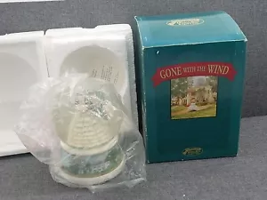 Via col vento San Francisco Music Box Co Rhett & Scarlett Water Globe - Foto 1 di 9