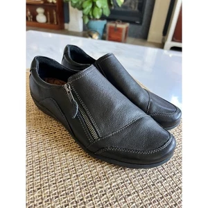 Zapatos sin cordones Taos de cuero negro con personajes cómodos informales con detalle de cremallera - Imagen 1 de 9