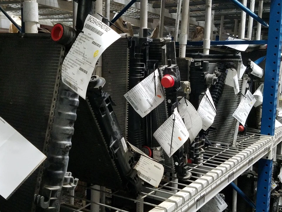 GMC Sierra 1500 2011 radiador 114 k millas OEM LKQ Foto 1 de 3