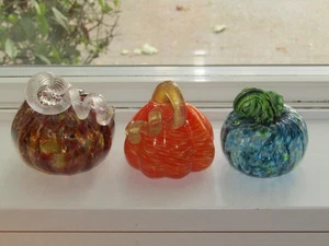 Menge 3 mundgeblasene orange Kunst Glas Kürbis Halloween Herbst Dekor 3" -3,5" Durchmesser - Bild 1 von 13