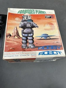 Forbidden Planet “Robbie The Robot” 12” Model Kit Comet Miniatures Complete Rare - Picture 1 of 12