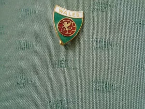 VINTAGE WALES - WELSH FOOTBALL TEAM - ENAMEL PIN BADGE - COFFER LONDON - Picture 1 of 2