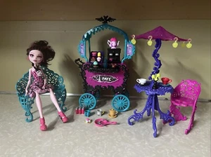 Monster High SCARIS CITY OF FRIGHTS Café WAGEN mit Zubehör, & Draculaura Puppe - Bild 1 von 12