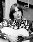 n Browne Era lat 1960. Portret w kwiatową koszulę trzymająca gitarę 8x10 NADRUK FOTOGRAFICZNY