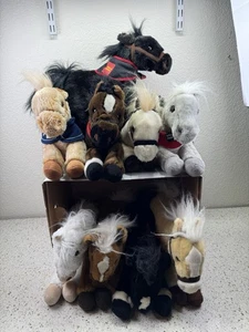 Wells Fargo Legendäres Pferd Plüsch 9 Stück Stofftiere Pony Liebhaber Sammlung - Bild 1 von 23