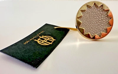 Anillo House of Harlow Sunburst llamativo etiquetas de cuero beige tono dorado talla 5 3/4 Foto 1 de 4