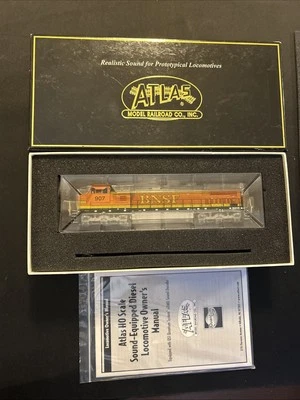 O TRAINMAN DASH 8-40CW LOCOMOTIVE BNSF (H1) 907 (GREEN/ORANGE/YELLOW/SILVER) - Image 1 of 4