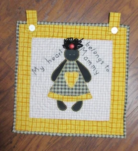 Appendiabiti da parete trapuntato fatto a mano "IL MIO CUORE APPARTIENE A MAMMA" 16"x16" NUOVO - Foto 1 di 1