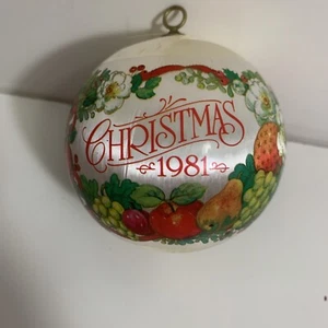 Adorno de bola de satén de Navidad Hallmark 1981 vintage - belleza de la amistad - Imagen 1 de 7