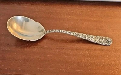 Cuchara para servir ensalada sólida Repousse (Sterling, 1924, S. Kirk & Son, Inc.) 8 3/8" Foto 1 de 4