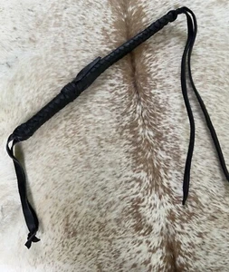 Quirt de equitación occidental trenzado de cuero negro con lazo para muñeca nuevo tachuela para caballos - Imagen 1 de 7