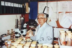 NOBELPREIS 1995 GENETIKER Edward B. Lewis Autogramm, signed Photo - Bild 1 von 1