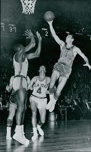 1960 AP Wire Photo Detroit Pistons Gene Shue layup Jumpin Johnny Green NY Knicks - Picture 1 of 2
