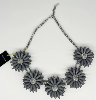 NUEVO CON ETIQUETAS - Collar BaubleBar Gris Flor Margarita - Centro de Cristal, Regalo en Caja Foto 1 de 4