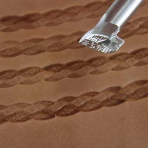 Estampilla de borde de trenza texturizada pequeña de acero inoxidable Craftplus (herramienta de cuero) - Imagen 1 de 5