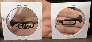 Lotto 2 ciondoli vintage Cracker Jack Gumball premio giocattolo tromba musicale strumento - Foto 1 di 8