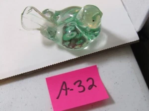 A-32 OLD VINTAGE GLASS BLOWN ART PAPER WEIGHT GREEN BIRD DESIGN - Picture 1 of 1