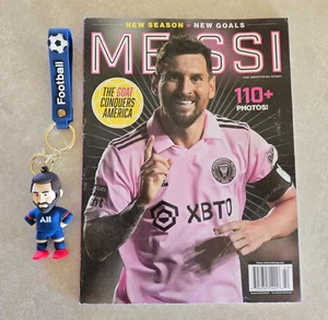Lionel Messi 2 Lot Fußball Magazin & Schlüsselanhänger - Bild 1 von 6