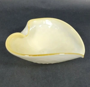 Ciotola VETRO ARTISTICO a forma di cuore fondo trapuntato vetro soffiato a mano bianco giallo incassato - Foto 1 di 12