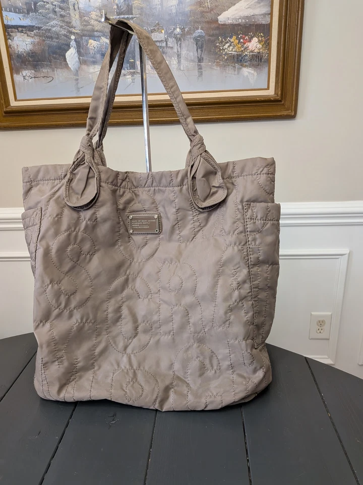 Bolso de hombro acolchado de nailon negro Marc by Marc Jacobs con dos bolsillos laterales Foto 1 de 4