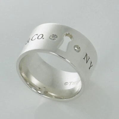 Anillo de banda ancha de diamantes con ojo de cerradura talla 4,5 Tiffany NY Nueva York en plata de ley Foto 1 de 4