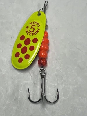 Gancho agudo liso Mepps BlackFury #5 1/2 oz - cuerpo naranja con hoja Chatreuse Foto 1 de 4