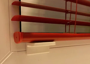 Starke Magnethalter (2 Stück, weiß) - Klebemagnet für Jalousien-Unterleisten - Bild 1 von 5