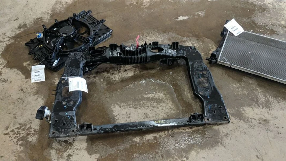 Радиатор с основной поддержкой 68202011AA подходит для Fiat 500 2207943 14–17 годов выпуска - Изображение 1 из 4