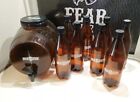Mr. Beer Home Brauset 2 Gallonen braunes Kunststofffass mit 8 Flaschen 