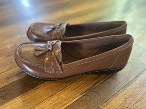 Mocasín Clarks para mujer 10M marrón ceniza lazo punta redonda sin cordones cuero informal - Imagen 1 de 6