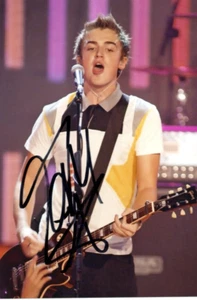 McFLY: FOTO DE ACCIÓN FIRMADA POR TOM FLETCHER 6x4 + certificado de autenticidad *obviamente *todo sobre ti* - Imagen 1 de 1