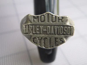 ANELLO BIKER VINTAGE ANNI '80 HARLEY DAVIDSON SCUDO MOTO PELTRO RARO camionista - Foto 1 di 9