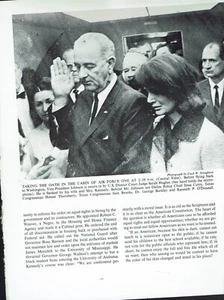 LBJ und Jackie Kennedy Amtseid in der Luftwaffe1 63 Historisches FOTO AUS BUCH - Bild 1 von 1