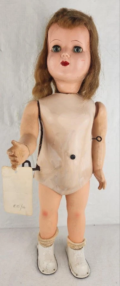 Muñeca de juguete mecánica vintage de 18" de cuerda de los años 50 - probada y funcionando Foto 1 de 4