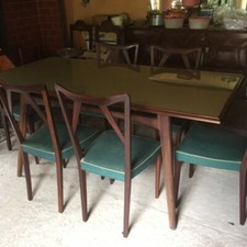 Tavolo soggiorno vintage con sedie anni 60.