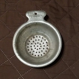 Vintage gehämmert Metall Fruchtsaft Sieb Schnaps Reis, MCM Barware Küche USA - Bild 1 von 2