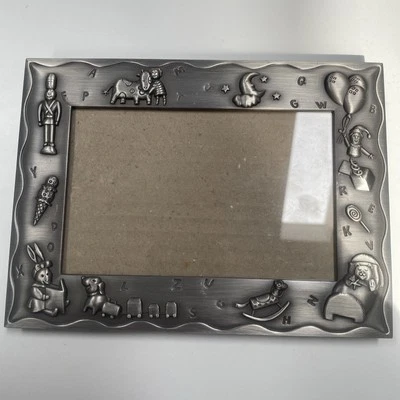 Marco de fotos de peltre Malden para niño bebé para foto de 3,5" x 5,5" - color plata  Foto 1 de 4