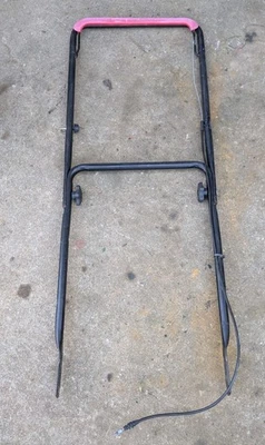 Manillar superior e inferior del cortacésped Troy Bilt 11A-542Q711 con mango de fianza de freno y cable Foto 1 de 4