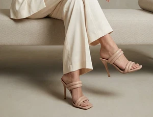 Sandali con tacco VINCE CAMUTO in pelle eluinsa. Taglia 8,5M - Foto 1 di 3