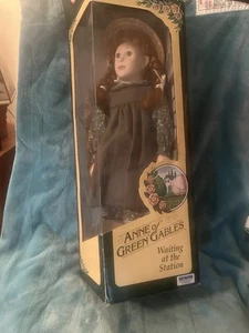 Anne of Green Gables Puppe in Box wartet am Bahnhof Irwin Toys - Bild 1 von 4