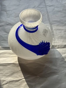 Jarrón estilo Murano blanco arte vidrio vientre cinta azul aplicada 5” de colección soplado a mano - Imagen 1 de 5