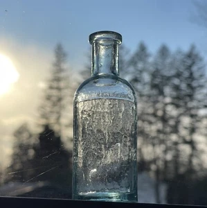 Linda botella de boticario de medicina Little Whittled Aqua Poison Bitters utilidad - Imagen 1 de 10