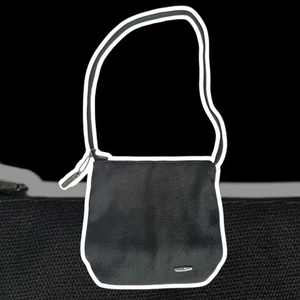 Kleine Schultertasche Nine West dunkelgrün geflochten | Lederbesatz - Bild 1 von 10