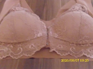 * Schöner BH * Gr. M * vorn zum öffnen * mit breiten Trägern * wenig getragen * - Bild 1 von 4