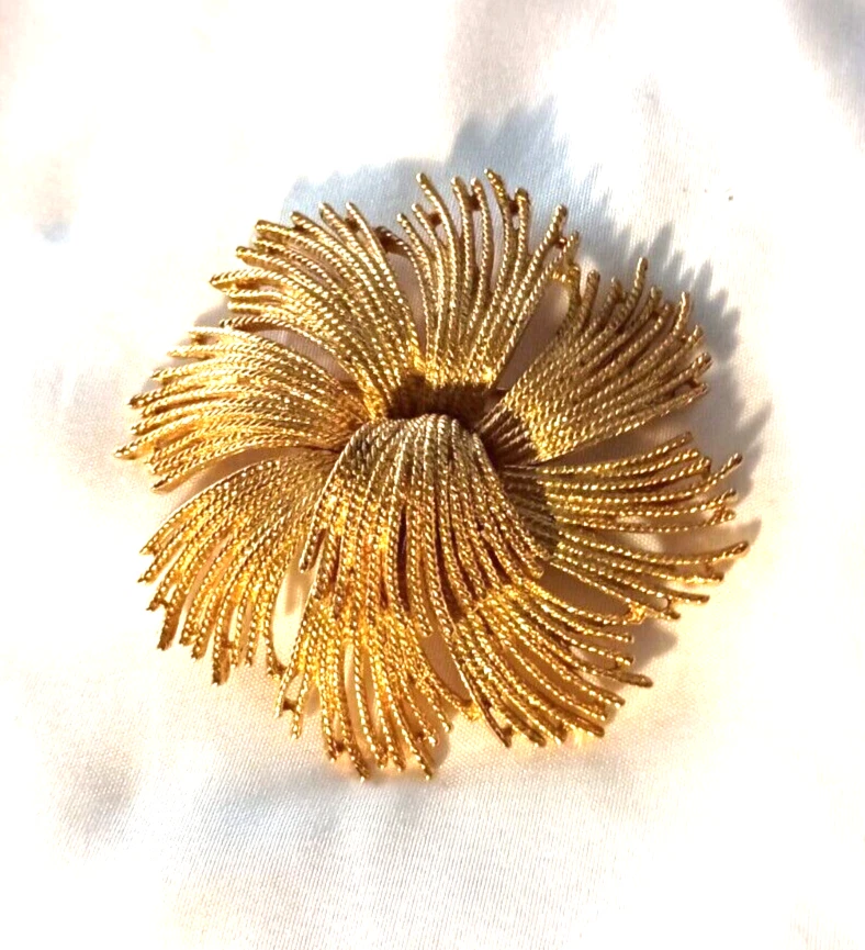 VINTAGE MONET GOLD TONE CORDELIA SPRAY FLOWER BOOK PIECE BROOCH PIN JEWELRY - Image 1 of 3