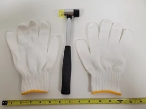 Doppelseitiger Minihammer Haushalt Gummihammer mit weißen gestrickten Arbeitshandschuhen - Bild 1 von 10
