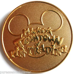 WDW Mickey's Toontown of Pin Trading 2003: Geschenk Pin - Bild 1 von 1
