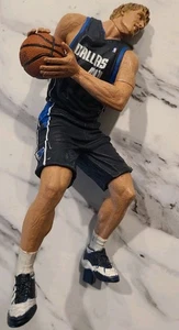 Modellino Dirk Nowitzki McFarlane NBA Series 2 2002 (minori segni di usura - senza base) - Foto 1 di 8