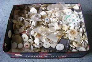 LARGE COLLECTION OF 650g OF VINTAGE WHITE AND CREAM BUTTONS - Foto 1 di 2